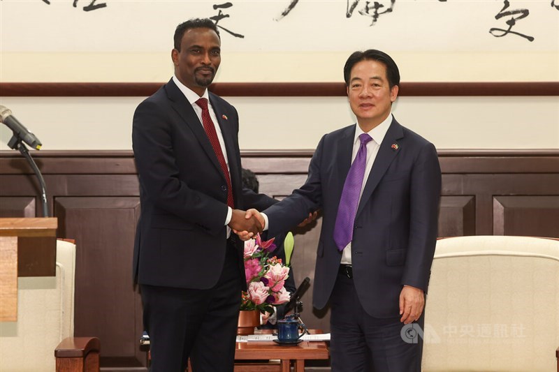 President Lai Ching-te (right) shakes hands with Somaliland Foreign Minister Abdirahman Dahir Adam in Taipei on Thursday. CNA photo July 24, 2025