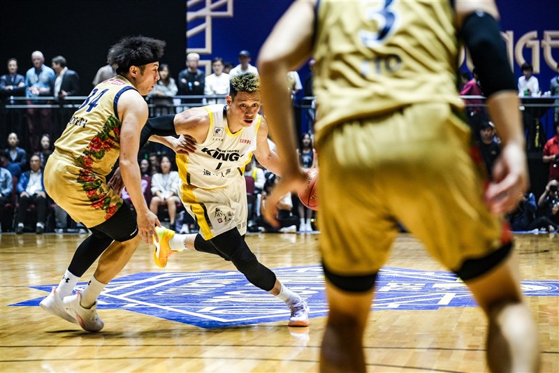 New Taipei Kings star Jeremy Lin (with ball) drives past a defender during the 2024–25 EASL third-place match in Macau in March. File photo courtesy of the EASL