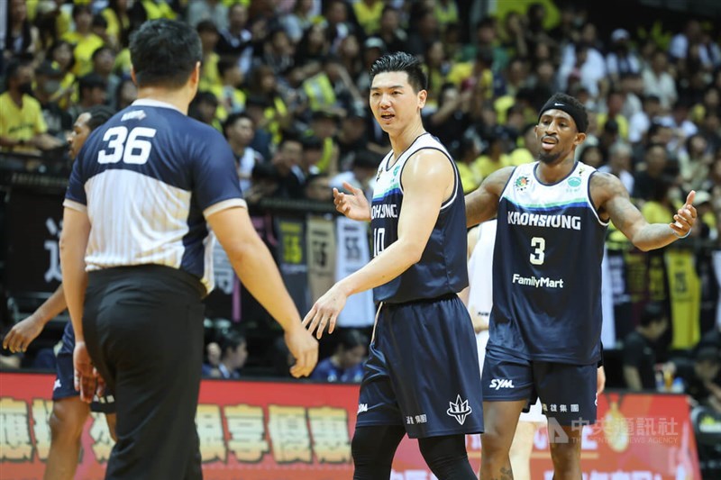Kaohsiung Aquas star Hu Long-mao (center) at Game 7 of the TPBL's final series in late June in New Taipei. CNA file photo