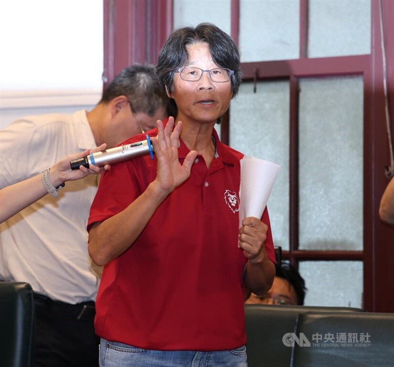Chou Tai-ying (in red), a former women's soccer coach at National Taiwan Normal University. CNA file photo