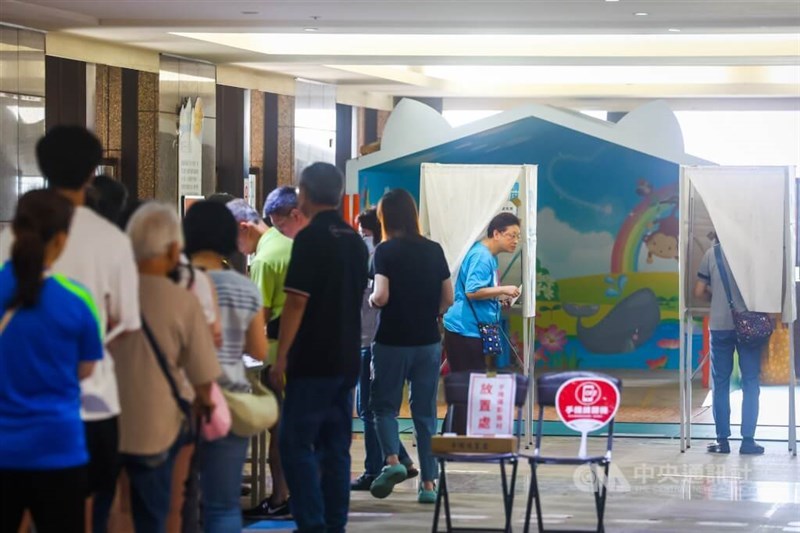 People line up at a polling station in New Taipei City’s Banqiao District to cast their votes. CNA photo July 26, 2025