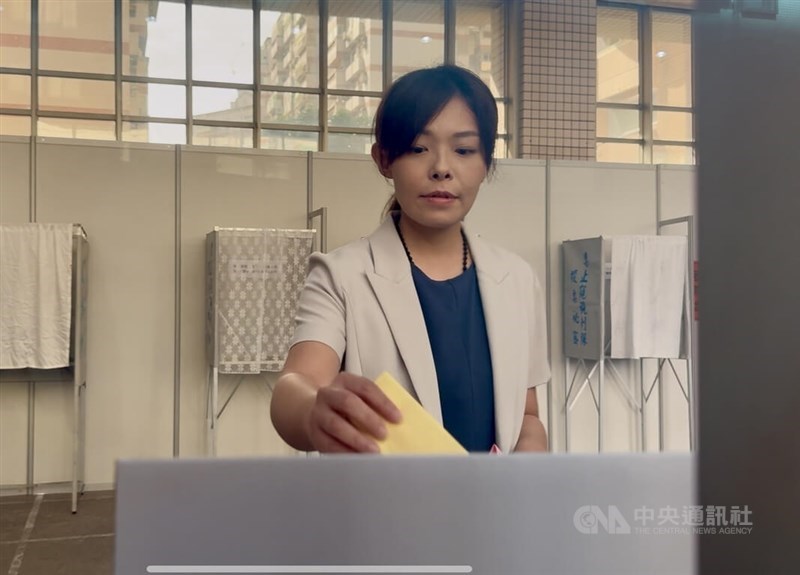 Suspended Hsinchu Mayor Kao Hung-an casts her ballot on Saturday. CNA photo July 26, 2025
