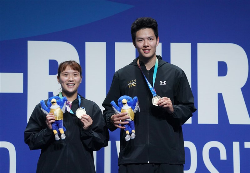 Taiwan's Wu Hsuan-yi (right) and Yang Chu-yun (left) win gold at the badminton mixed doubles event at this year's World University Games in Germany on Saturday. Photo courtesy of the Chinese Taipei University Sports Federation