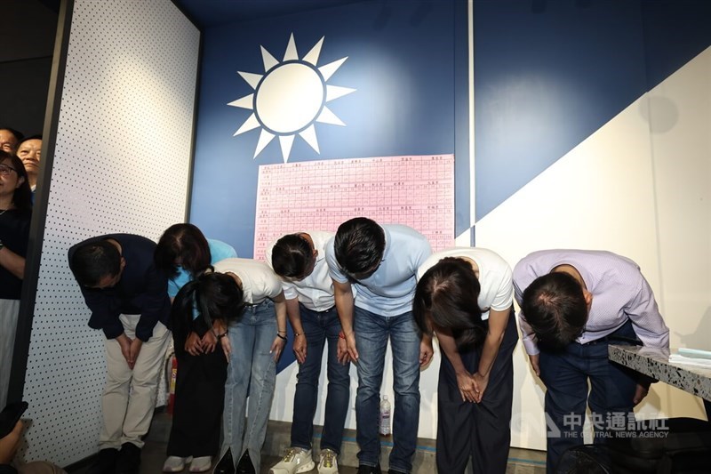 Taipei Mayor Chiang Wan-an (third from right) and five KMT lawmakers from the city, who face recall votes, bow to thank supporters for rejecting the recalls.