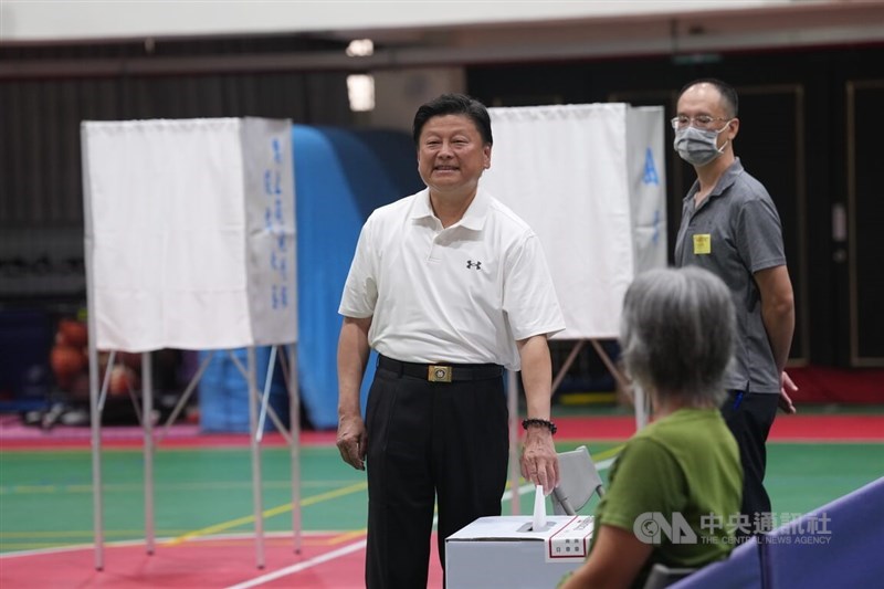 KMT legislative caucus whip Fu Kun-chi (left) cast his vote on Saturday. CNA photo July 26, 2025