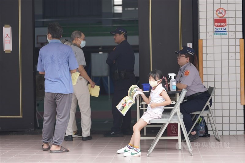 Hualien County authorities man a voting booth established in a junior high school in the county on Saturday. CNA photo July 26, 2025