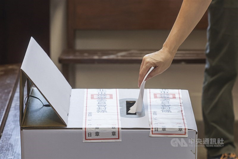 A ballot is cast on Saturday for Taiwan's mass recall election. CNA photo July 26, 2025