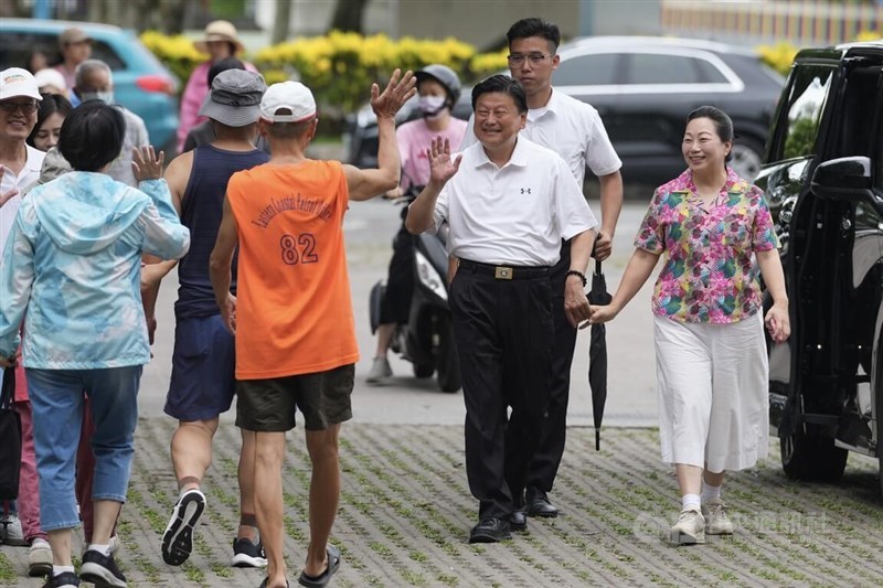 Fu Kun-chi (second from right)