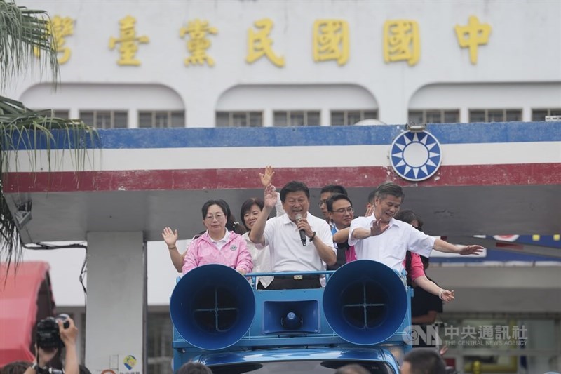 KMT legislative caucus whip Fu Kun-chi (center) and his wife, Hualien County Magistrate Hsu Chen-wei (left), tour around KMT's headquarters in Hualien to thank their supporters for helping Fu survive his recall vote on Saturday. CNA photo July 26, 2025