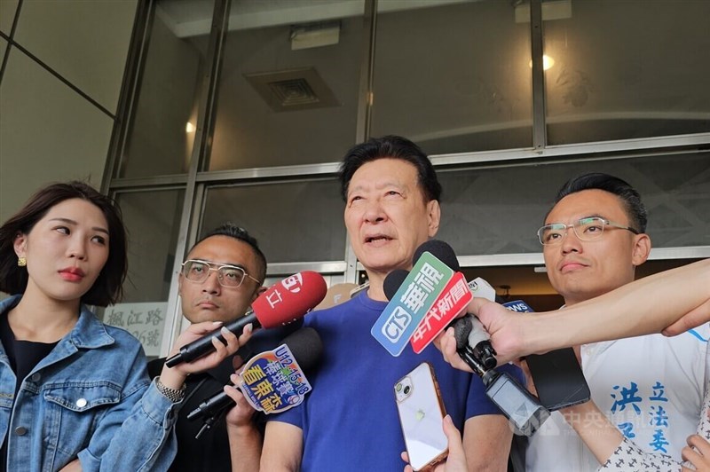 Former Broadcasting Corporation of China Chairman Jaw Shau-kong (second right). CNA file photo