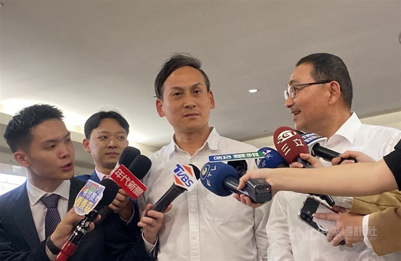 Yeh Yuan-chih (center)