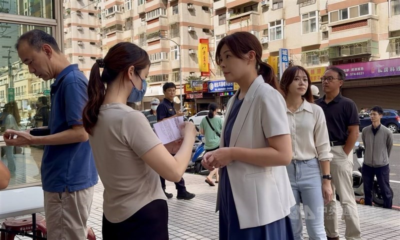 Suspended Hsinchu Mayor Kao Hung-an (front right) waits in line on Saturday to cast her vote. CNA photo July 26, 2025