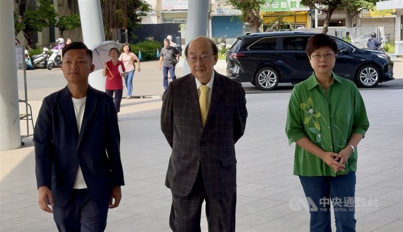 Democratic Progressive Party caucus whip Ker Chien-ming (center) and his legislative aide Tai Chen-feng (left). CNA photo July 26, 2025