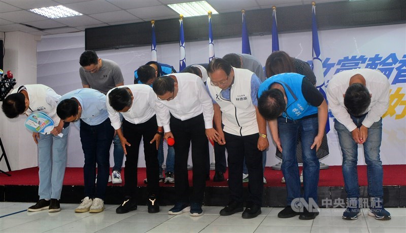 New Taipei Mayor Hou Yu-ih joins the five New Taipei KMT legislators who survived the recall votes in thanking their supporters. CNA photo July 26, 2025