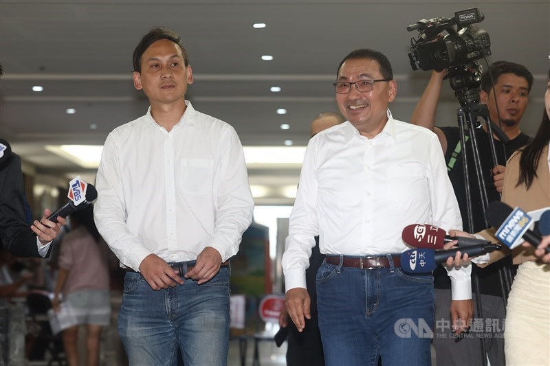 New Taipei Mayor Hou Yu-ih (right) is seen accompanied by KMT lawmaker Yeh Yuan-chih (left) at a polling station in New Taipei's Banqiao District on Saturday. CNA photo July 26, 2025