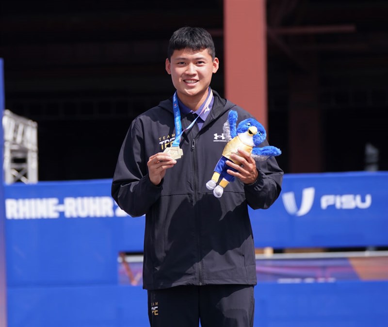 Taiwanese archer Tang Chih-chun displays his gold medal won in the men's individual recurve at the 2025 World University Games in Germany on Saturday. Photo courtesy of the Chinese Taipei University Sports Federation