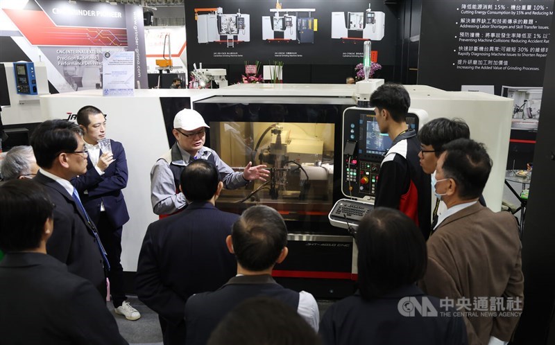 Visitors to the Taipei International Machine Tool Show listen to a product presentation on March 3, 2025. CNA file photo