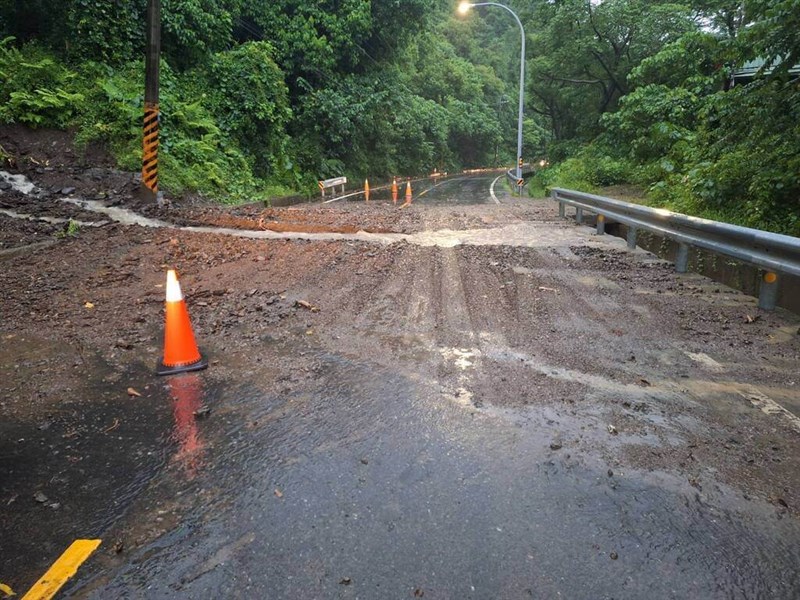 A landslide blocks part of Provincial Highway 27 in Pingtung County on Wednesday. Photo courtesy of the Kaohsiung City Police Department July 30, 2025