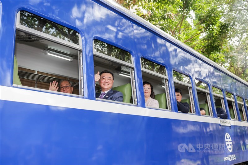 Premier Cho Jung-tai (left second) and Culture Minister Li Yuan (left) visit the National Railway Museum in Taipei on Wednesday. CNA photo July 30, 2025