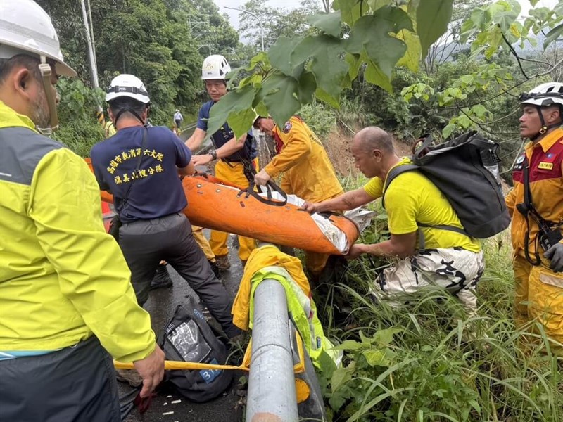 Police recover the remains of deceased passengers in Kaohsiung on Thursday. Photo courtesy of the Kaohsiung City Fire Department. July 31, 2025