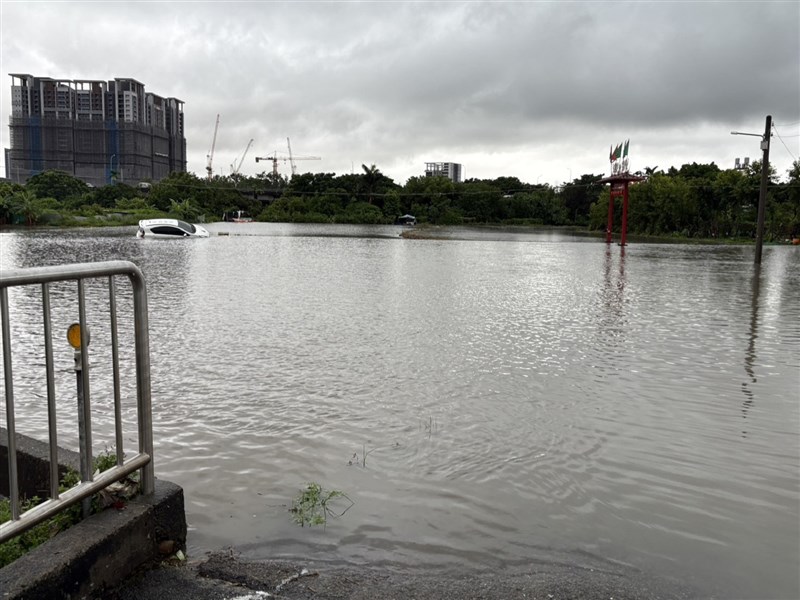 A road in front of a Taichung temple in Nantun District is flooded after heavy rain on Thursday. Photo courtesy of local authorities