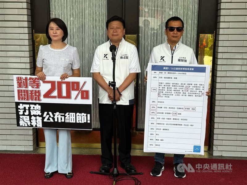 Chief convener of the KMT Fu Kun-chi (center) speaks outside the Legislative Yuan in Taipei on Friday. CNA photo Aug. 1, 2025