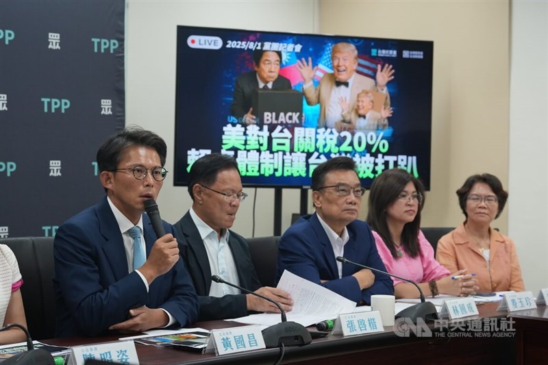 Huang Kuo-chang (left), chairman of the Taiwan People's Party, speaks at a press event for the U.S. tariff in Taipei on Friday. CNA photo Aug. 1, 2025