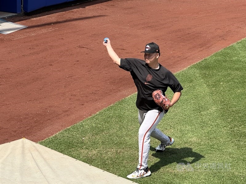 Taiwanese pitcher Teng Kai-wei practicing his pitches before the Saturday game in New York. CNA photo Aug. 2, 2025