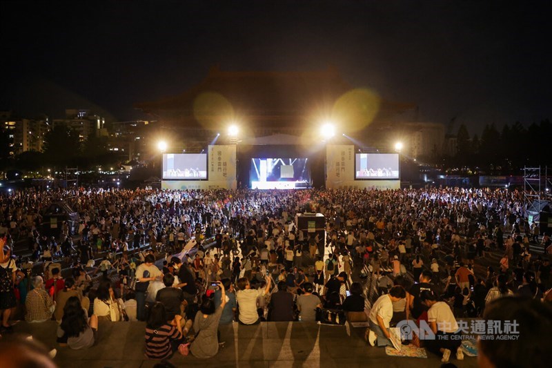 A large crowd gathers at the plaza between the National Theater and National Concert Hall in Taipei on Saturday to watch an outdoor performance of Cloud Gate Dance Theatre's "Lunar Halo." CNA photo Aug. 2, 2025