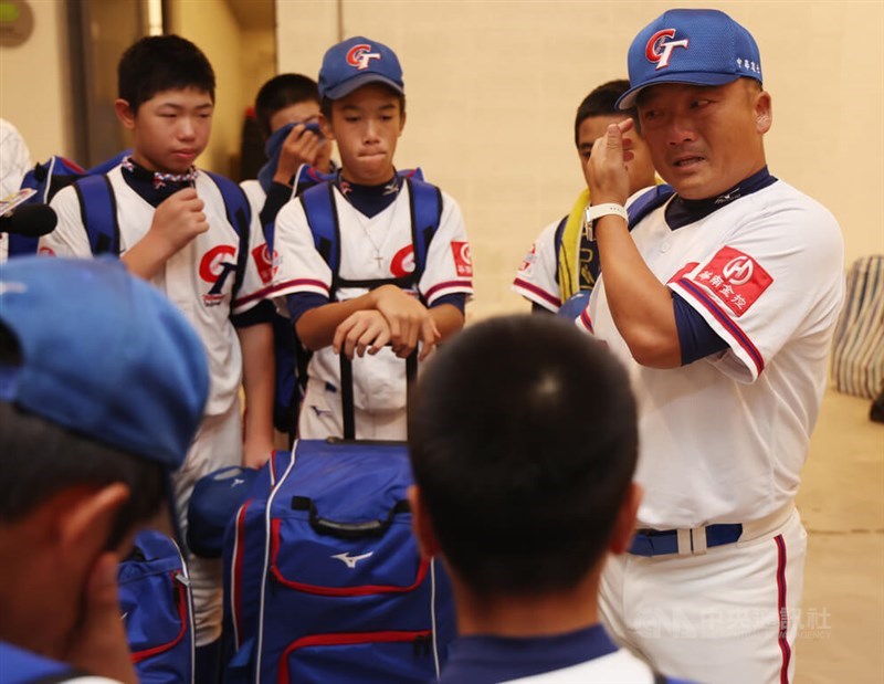 Chang Tzu-chien (right), the manager of Taiwan's team encourages the players after the game. CNA photo Aug. 3, 2025