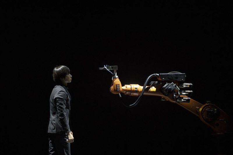 Taiwanese choreographer Huang Yi and industrial robot "Kuka" dance together at the Osaka City Central Public Hall on Sunday. Photo courtesy of Taiwan's Ministry of Culture.