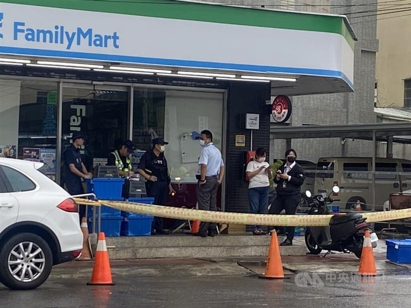 Police cordon off a convenience store in Taichung's Fengyuan District on Monday, where a man was stabbed to death. CNA photo Aug. 4, 2025