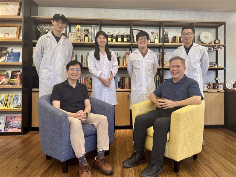 National Tsing Hua University neuroscientist Chiang Ann-shyn (front right) and Lo Chung-chuan (front left). Photo courtesy of National Tsing Hua University Aug. 6, 2025