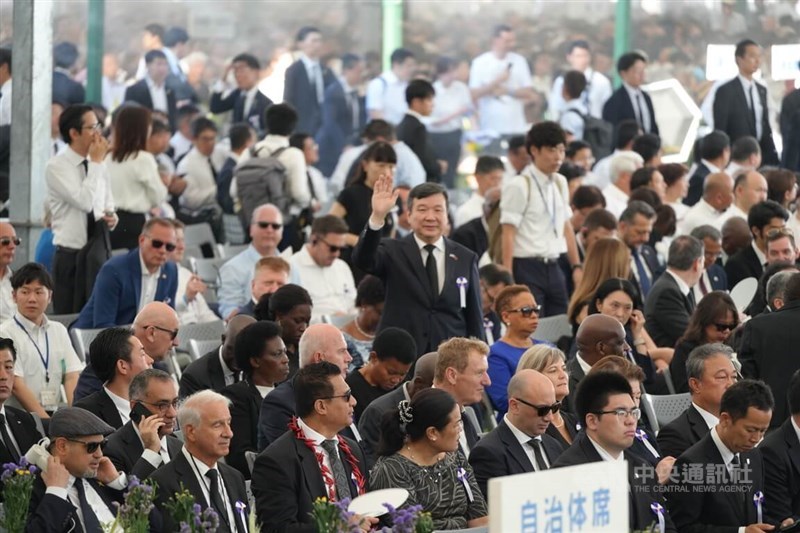 Taiwan’s top representative to Japan Lee I-yang (standing and waving). CNA photo Aug. 6, 2025
