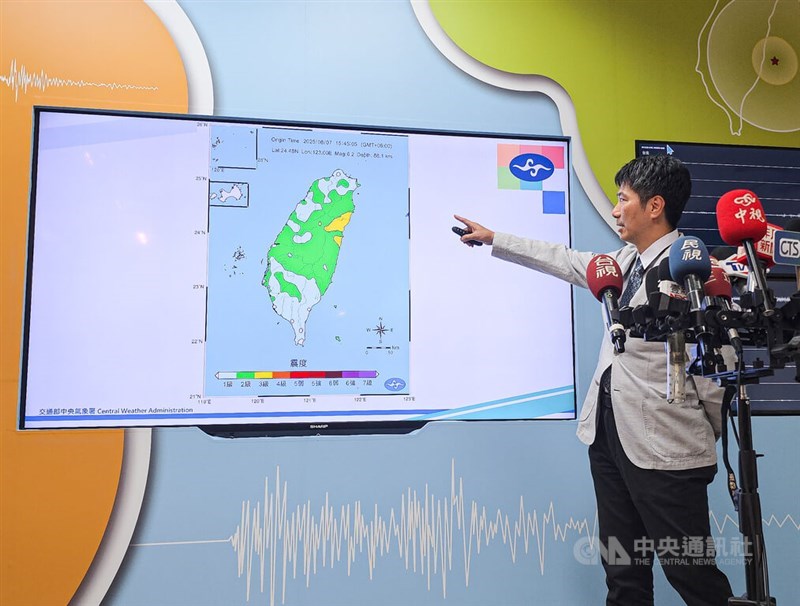 The Central Weather Administration Seismological Center technical officer Chiu Chun-ta (邱俊達) explains the recent earthquake and its potential effects on Taiwan at a Thursday press conference. CNA photo Aug. 7, 2025