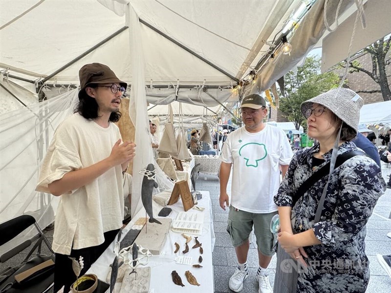 Taiwan's Deputy Minister of Culture Sue Wang (right) visits a Taiwan plus culture market booth on Saturday.CNA photo Aug. 9, 2025