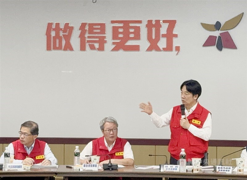 President Lai Ching-te (right) speaks at a post-disaster command center in Tainan on Saturday. CNA photo Aug. 9, 2025