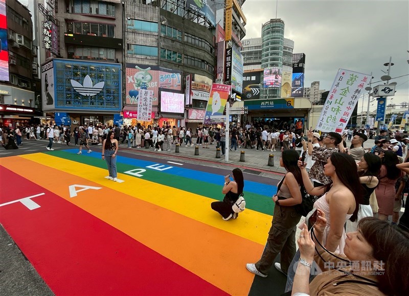 People wait in line for photos on the recently repainted “Rainbow Six.” CNA photo Aug. 9, 2025