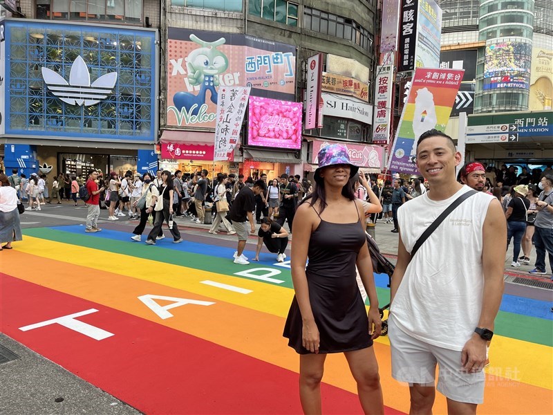 Taiwanese Alex Liang (right) and his Belizean friend Krystal Smith have different opinions about the backdrop of “Rainbow Six” after its repainting. CNA photo Aug. 9, 2025