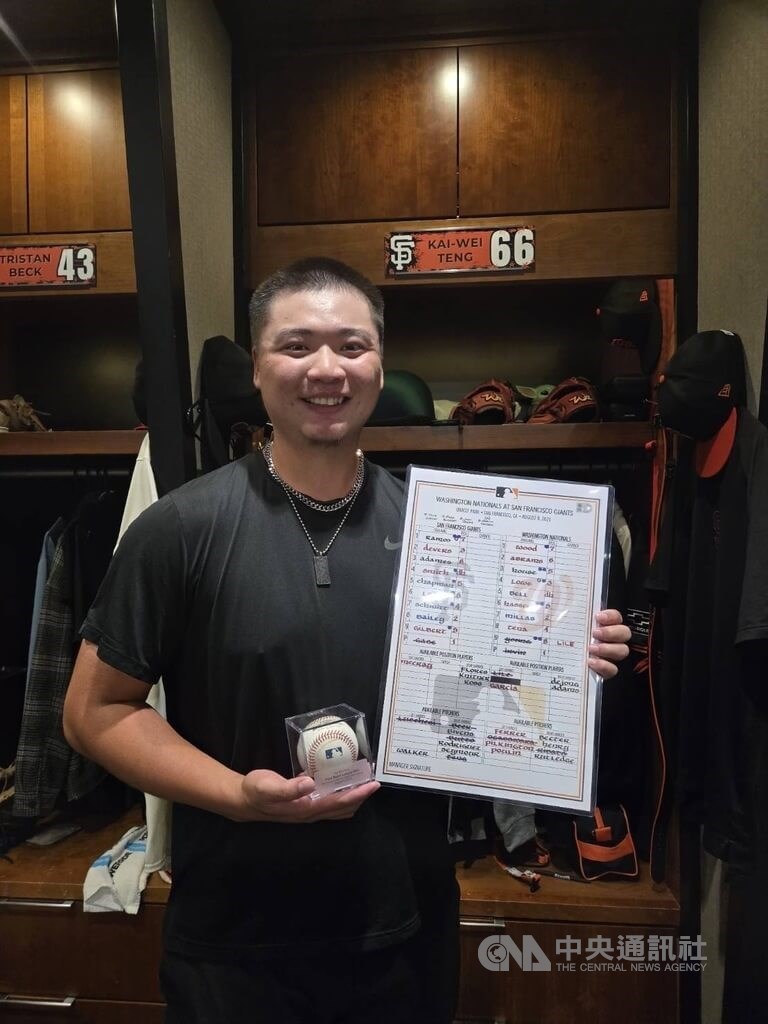 The San Francisco Giants' Taiwanese pitcher Teng Kai-wei shows off his record card on Friday. CNA photo Aug. 8, 2025