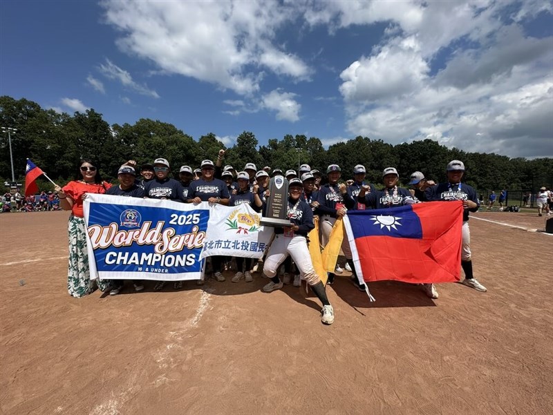 The Taipei Municipal Beitou Junior High School girls' softball team pose with their championship trophy of the 16U World Series in the United States Saturday. Photo courtesy of the Taiwan Sport Forward Association Aug. 10, 2025