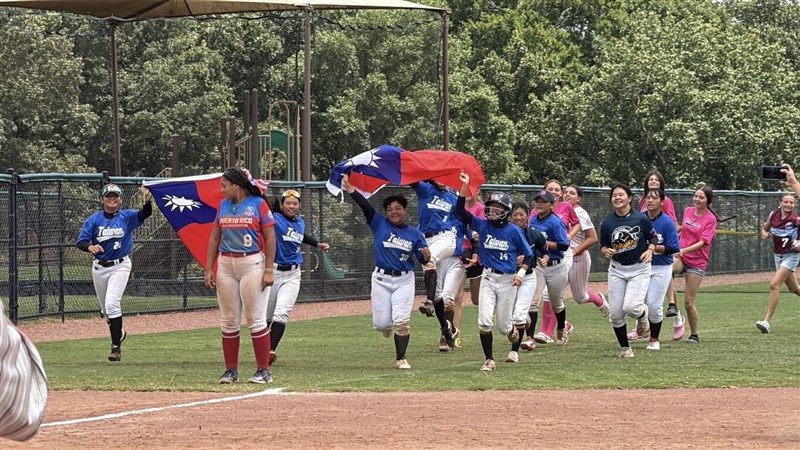 The Taipei Municipal Beitou Junior High School girls' softball team run a victory lap with the Republic of China (Taiwan) flag at the 16U World Series in the United States on Saturday. Photo courtesy of the Taipei Municipal Beitou Junior High School Aug. 10, 2025