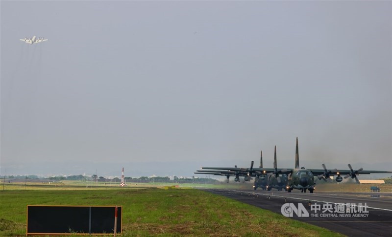 Military aircraft taxi off a runway at a Pingtung air base. CNA file photo for illustrative purpose only