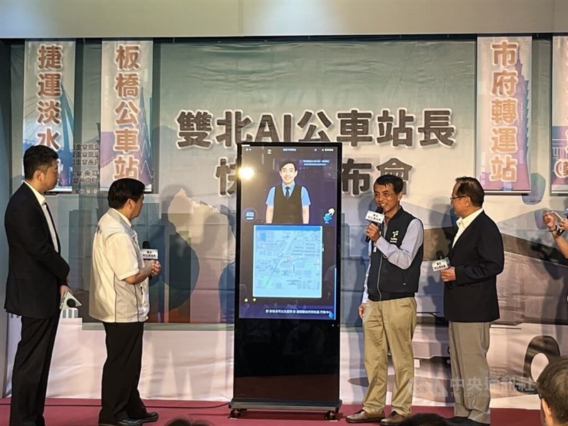 The Taipei City Government Department of Transportation Commissioner Hsieh Ming-hong (second right) and New Taipei City Transportation Department Commissioner Chung Ming-shih (second left) introduce the "Taipei-New Taipei AI Bus Stationmaster Ah-Ming" at a Taipei press event Monday. CNA photo Aug. 11, 2025