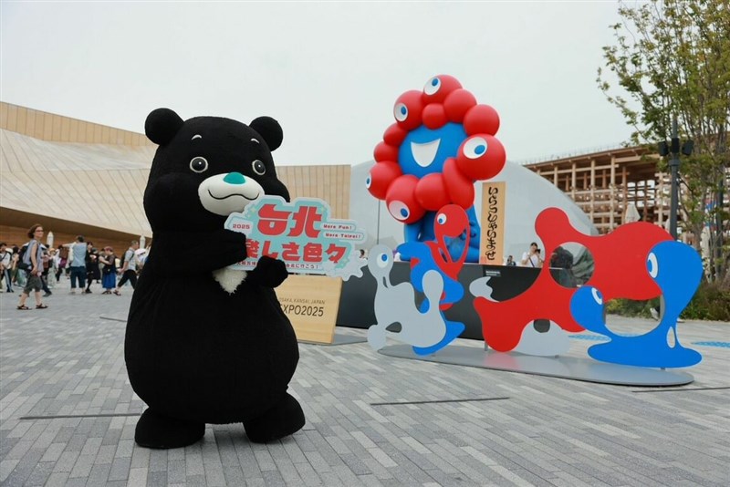 Taipei's official mascot "Bravo" takes a picture with the Expo 2025 mascot Myaku-Myaku. Photo courtesy of the Taipei City Government Department of Information and Tourism Aug. 11, 2025