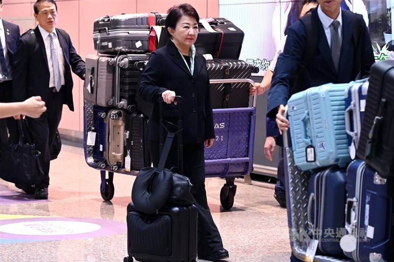 Taichung Mayor Lu Shiow-yen (center) returns to Taiwan from a weeklong visit to Brisbane, Australia, on Monday. CNA photo Aug. 11, 2025