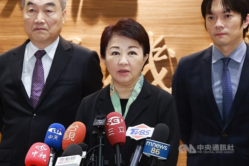 Taichung Mayor Lu Shiow-yen (center) speaks to the press at the Taoyuan International Airport on Monday. CNA photo Aug. 11, 2025