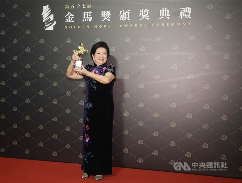 Taiwanese actress Chen Shu-fang poses with her Best Supporting Actress trophy at the 2020 Golden Horse Awards Ceremony. CNA file photo