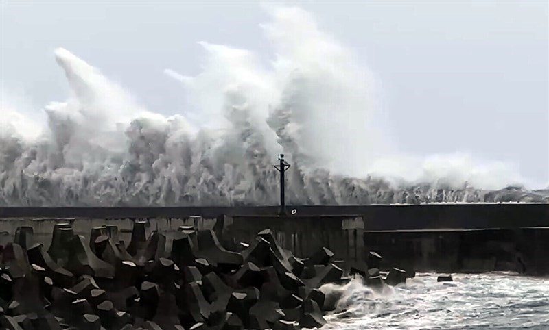 Waves break as they crash onto the shore in Taitung County on Wednesday. CNA photo Aug. 13, 2025