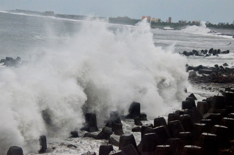 Waves crash onto the shore in Taitung County on Wednesday. CNA photo Aug. 13, 2025
